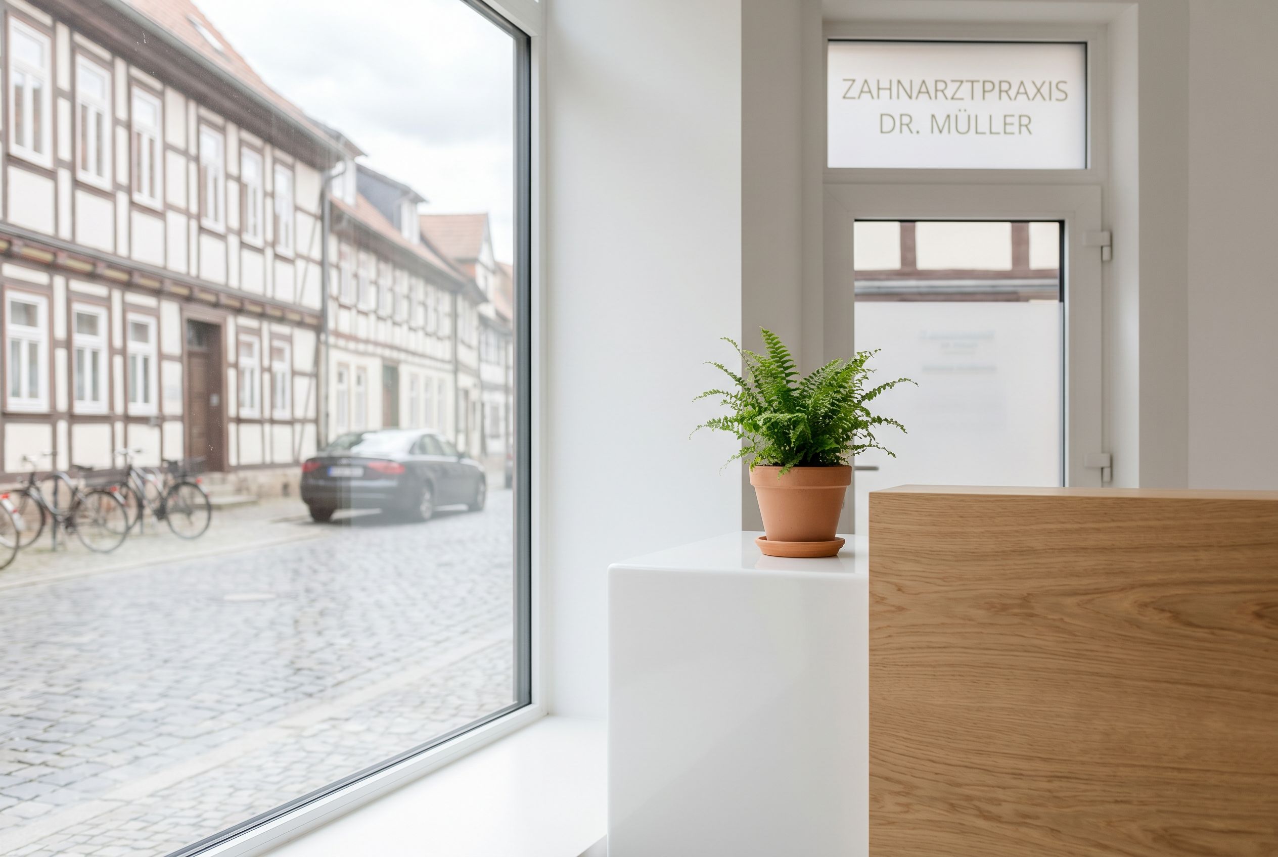 Material-Detail: Satinglas, Eiche, Travertin